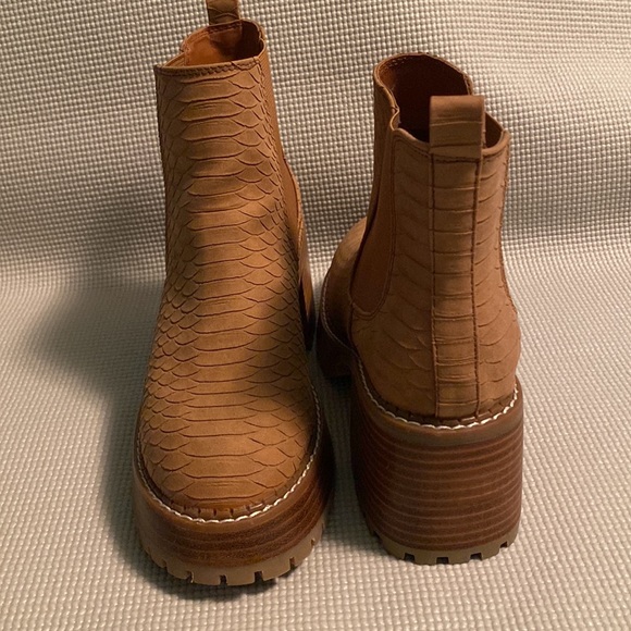 Brown textured Chunky MIA heeled boot - Picture 2 of 7